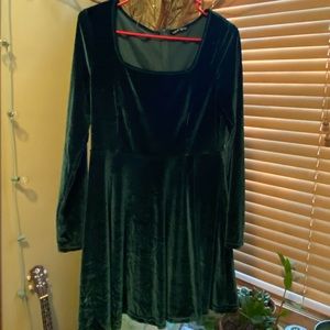 Boat-neck long sleeve velvet dress